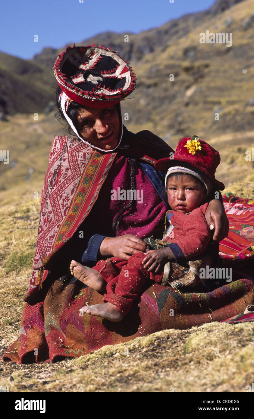 Il quechua madre con bambino vicino Huilloc, Perù. Foto Stock