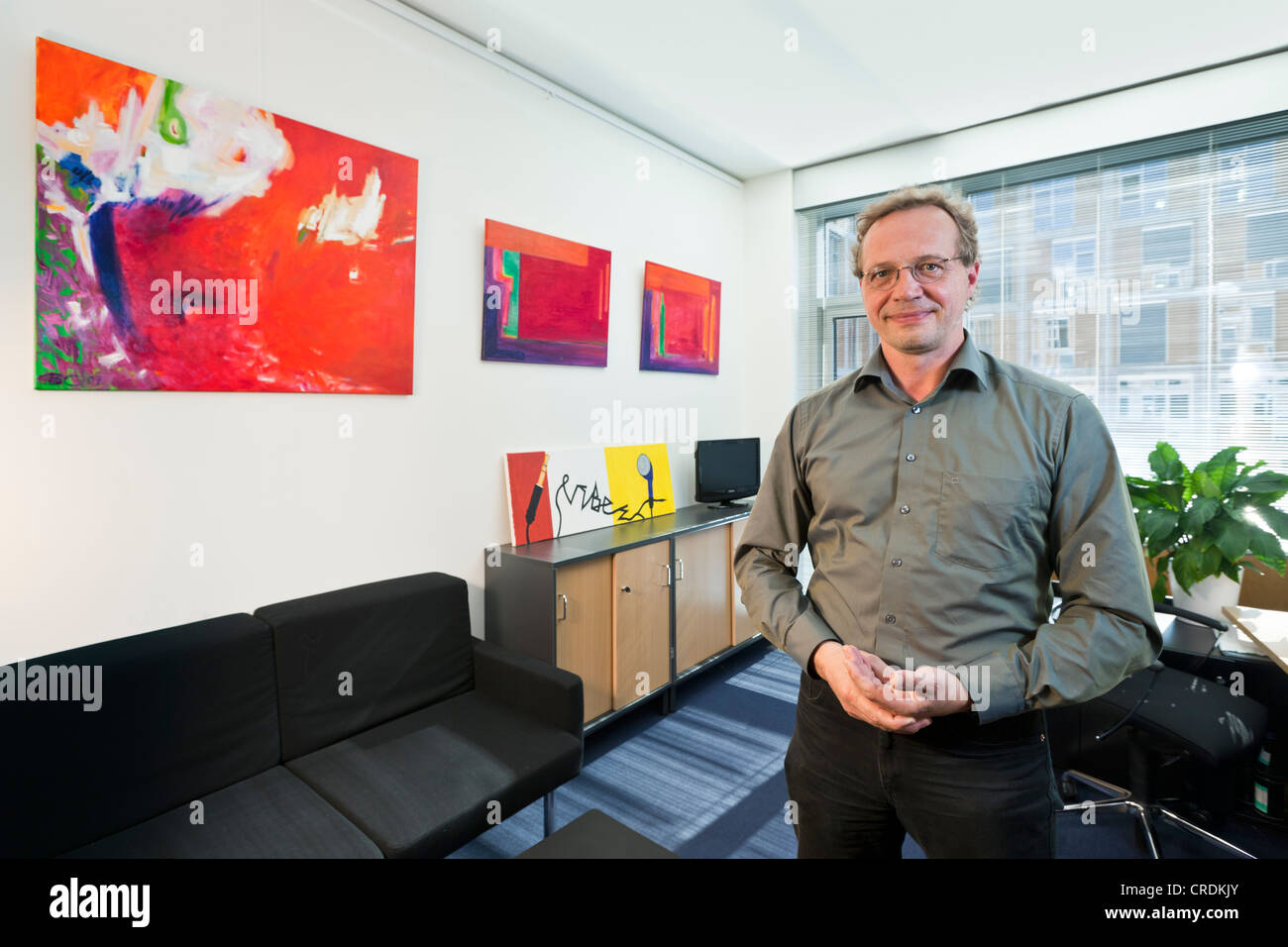 Hermann Ott, la politica in materia di clima portavoce dei Verdi gruppo parlamentare, nel suo ufficio parlamentare a Berlino, Germania, Europa Foto Stock