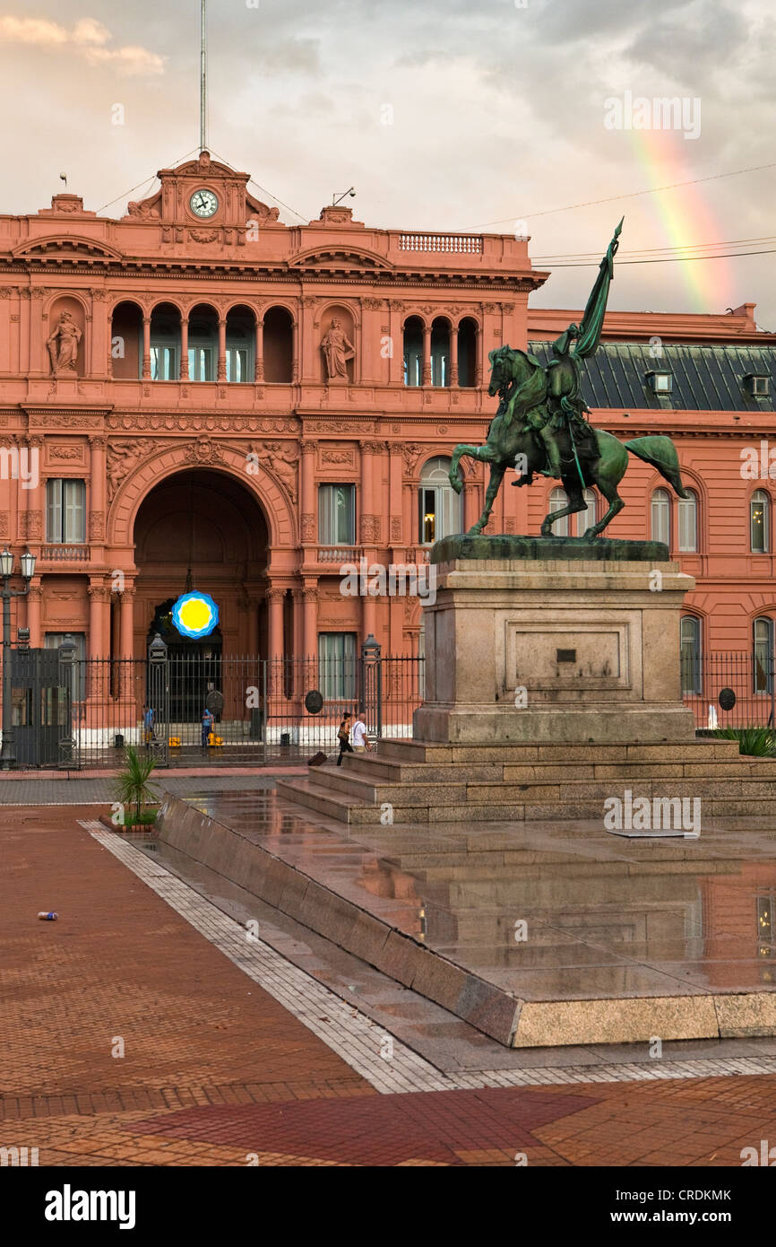 La Casa Rosada, Casa Rosa, la sede ufficiale del governo argentino e gli uffici del Presidente dello Stato, con un arcobaleno Foto Stock
