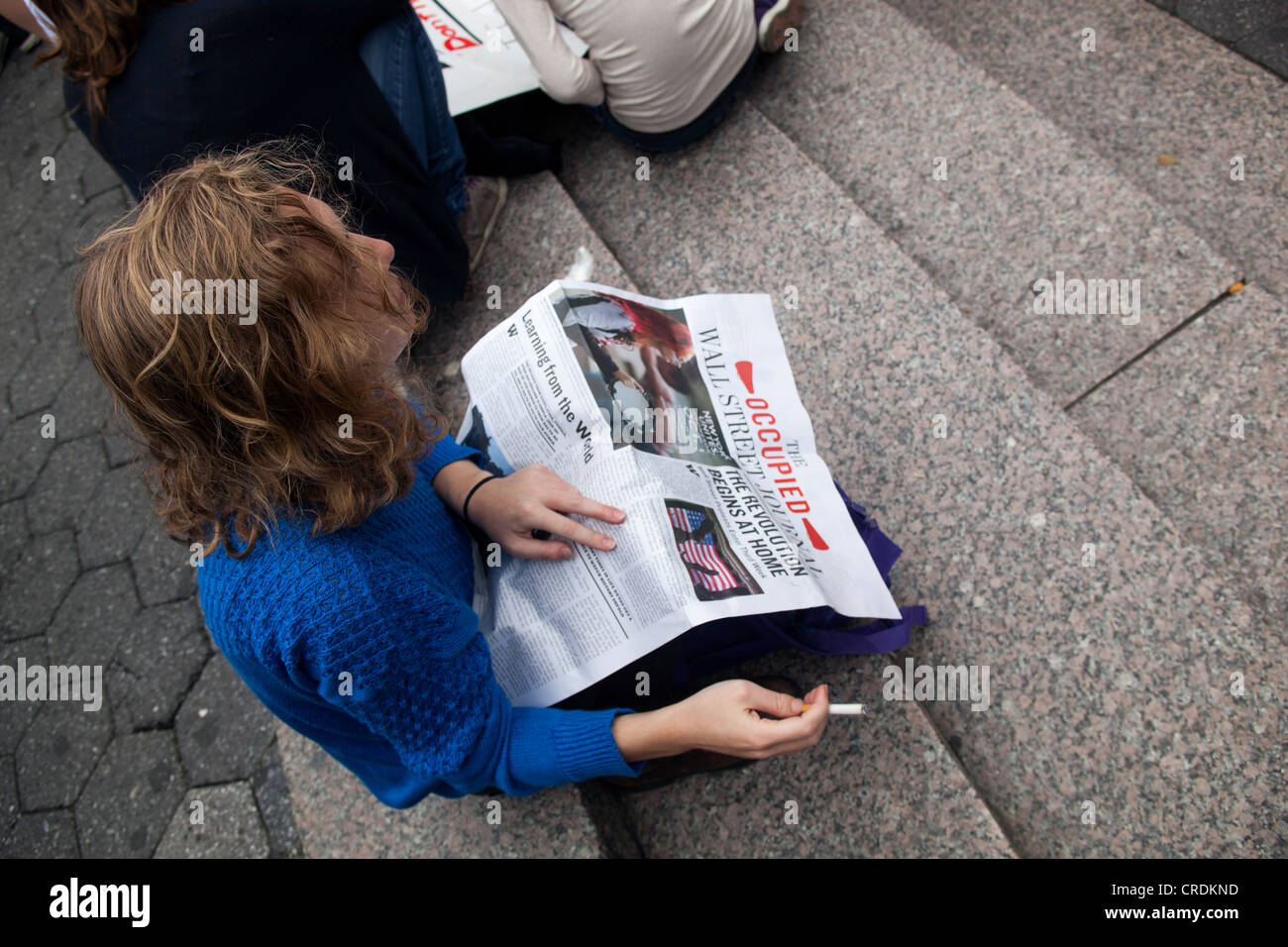 Lettura donna occupata Wall Street Journal in Union Square di New York City. Foto Stock