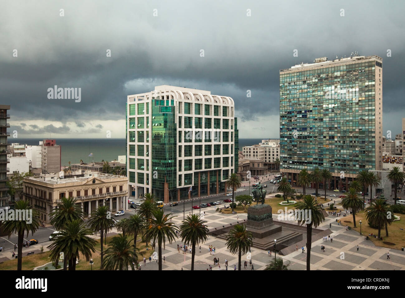 Plaza Independencia con edifici governativi, Estevez Palace, un piccolo edificio in stile classico, sinistra Foto Stock