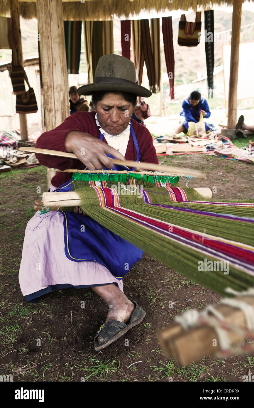 Donne che svolgono il lavoro tessile, gli abitanti di un villaggio di essere addestrati in fonti di energia rinnovabili e di artigianato tradizionale, lo sviluppo del progetto Foto Stock