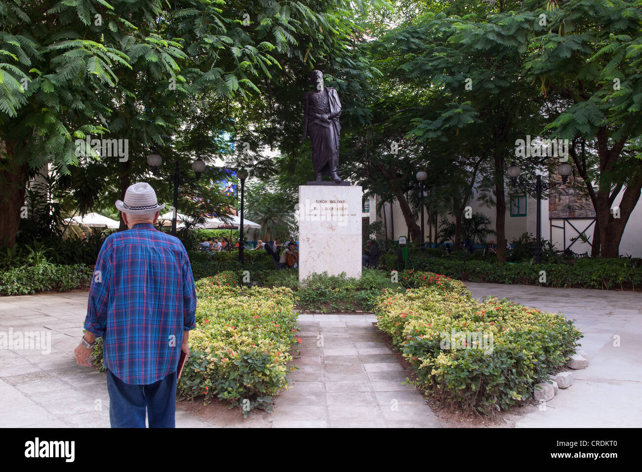 Uomo che guarda Simon Bolívar Statua in Avana, Cuba. Foto Stock