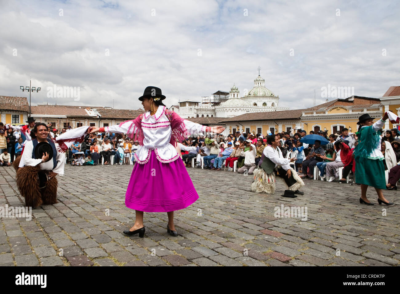 Costume di gruppi di danza sulla Plaza San Francisco durante un'auto-libera la domenica nel centro storico della città di Quito, Ecuador Foto Stock