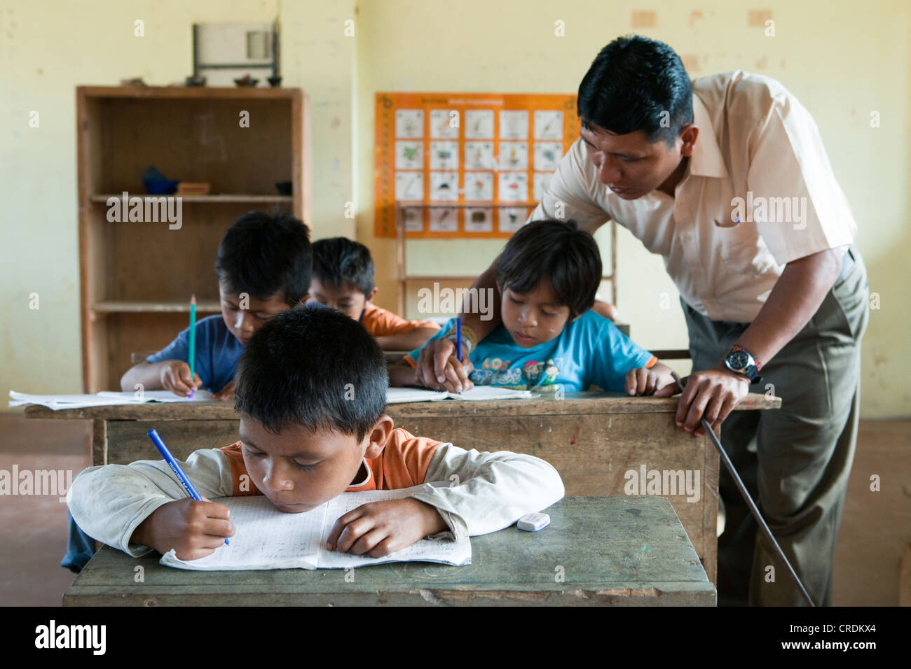 Gli scolari ad imparare a scrivere in una scuola elementare in un villaggio con nessun accesso stradale nella foresta pluviale del Oriente Foto Stock