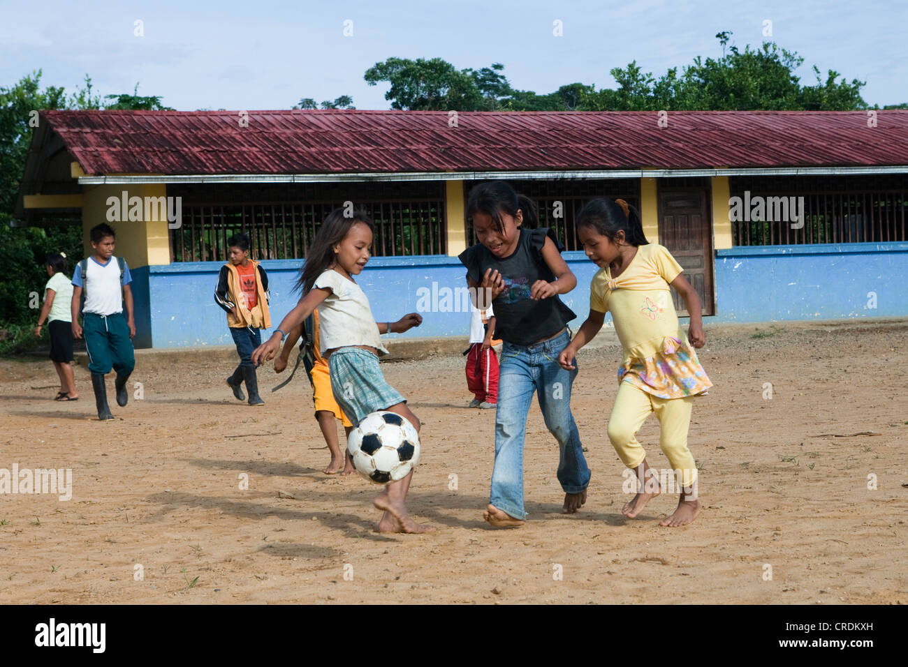 La scuola dei bambini che giocano a calcio nel schoolyard prima dell inizio delle lezioni in un villaggio con nessun accesso stradale nella foresta pluviale del Foto Stock