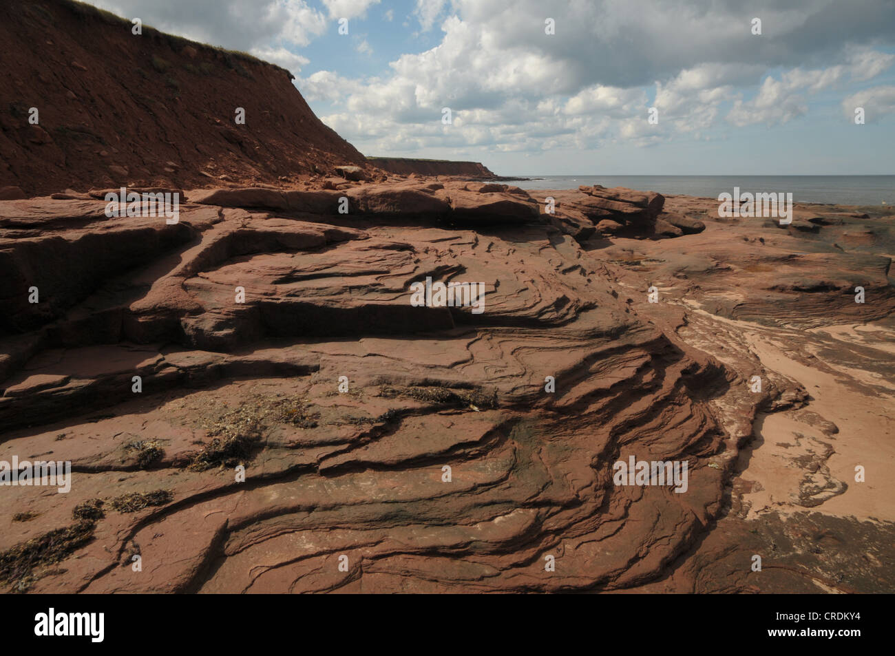 Le rocce rosse di Prince Edward Island, le rocce rosse di P.E.I. creare patters dopo molte delle onde dell'Oceano Atlantico. Foto Stock