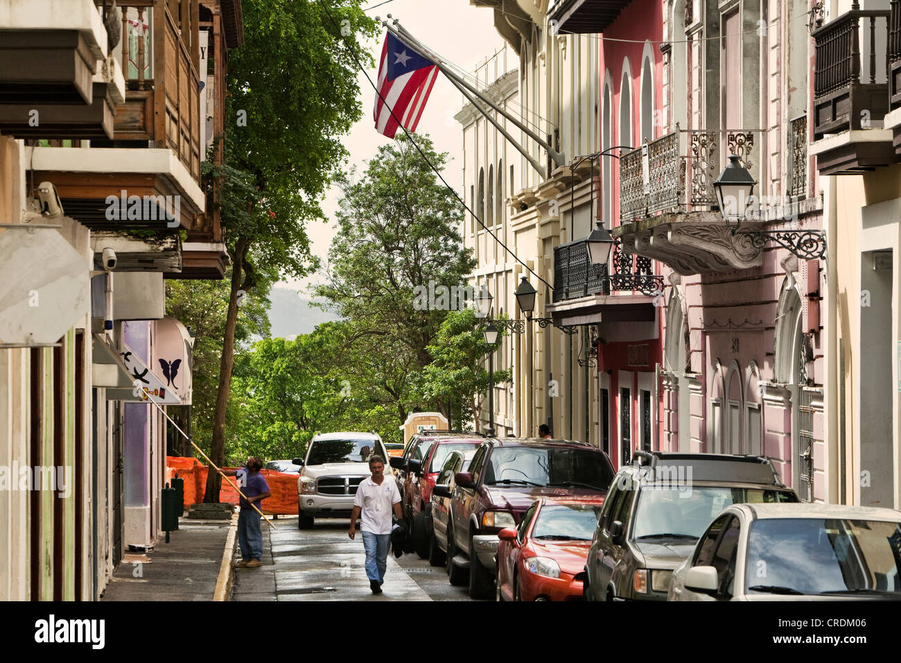 Vicolo del centro storico della città di San Juan con un Puerto Rican e una bandiera americana, San Juan, Puerto Rico, senza personalità Foto Stock