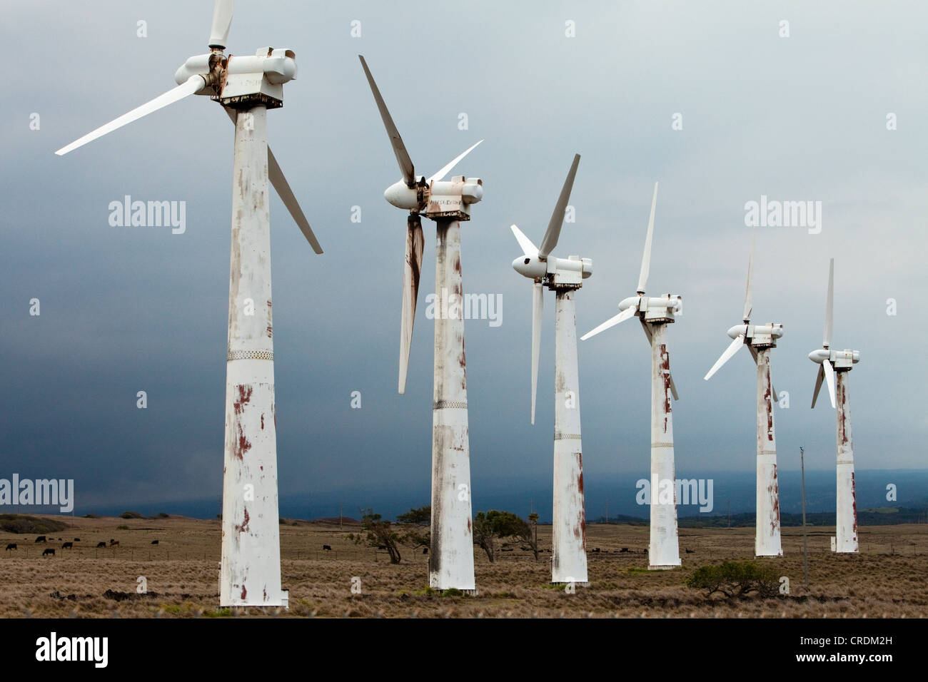 Il Kamaoa fatiscente impianto eolico, preso dalla griglia a pochi anni fa, sulla punta sud della Grande Isola, Hawai'i, STATI UNITI D'AMERICA Foto Stock