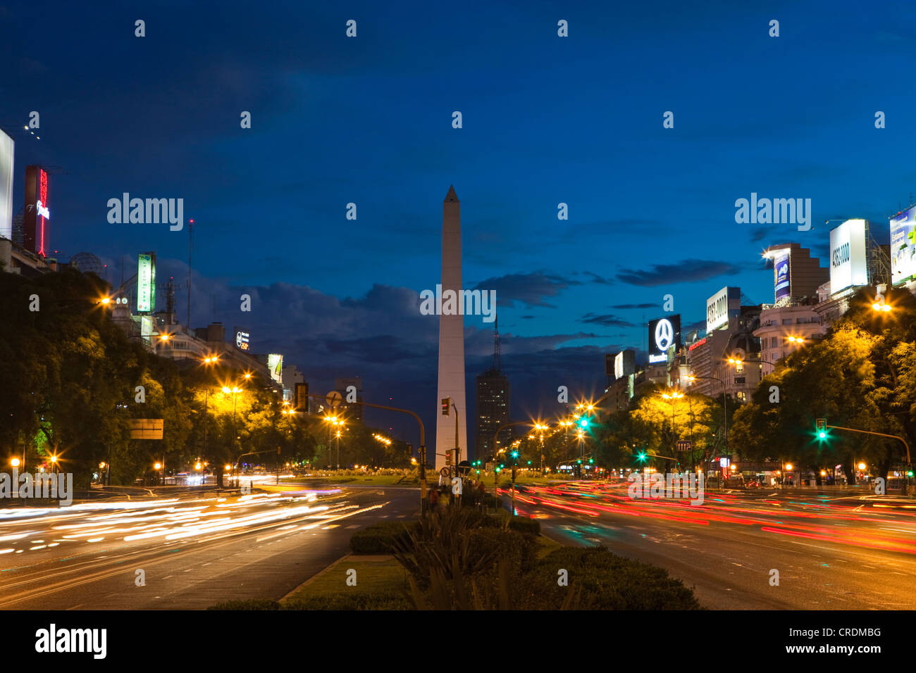 Obelisco de Buenos Aires Obelisco, Buenos Aires landmark, Plaza de la Republica, intersezione dei viali di Corrientes e 9 de Foto Stock