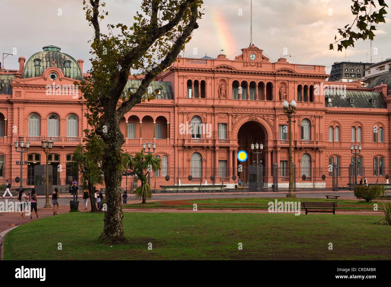La Casa Rosada, casa rosa, sede ufficiale del governo argentino e l'ufficio del presidente, con arcobaleno, Buenos Aires Foto Stock