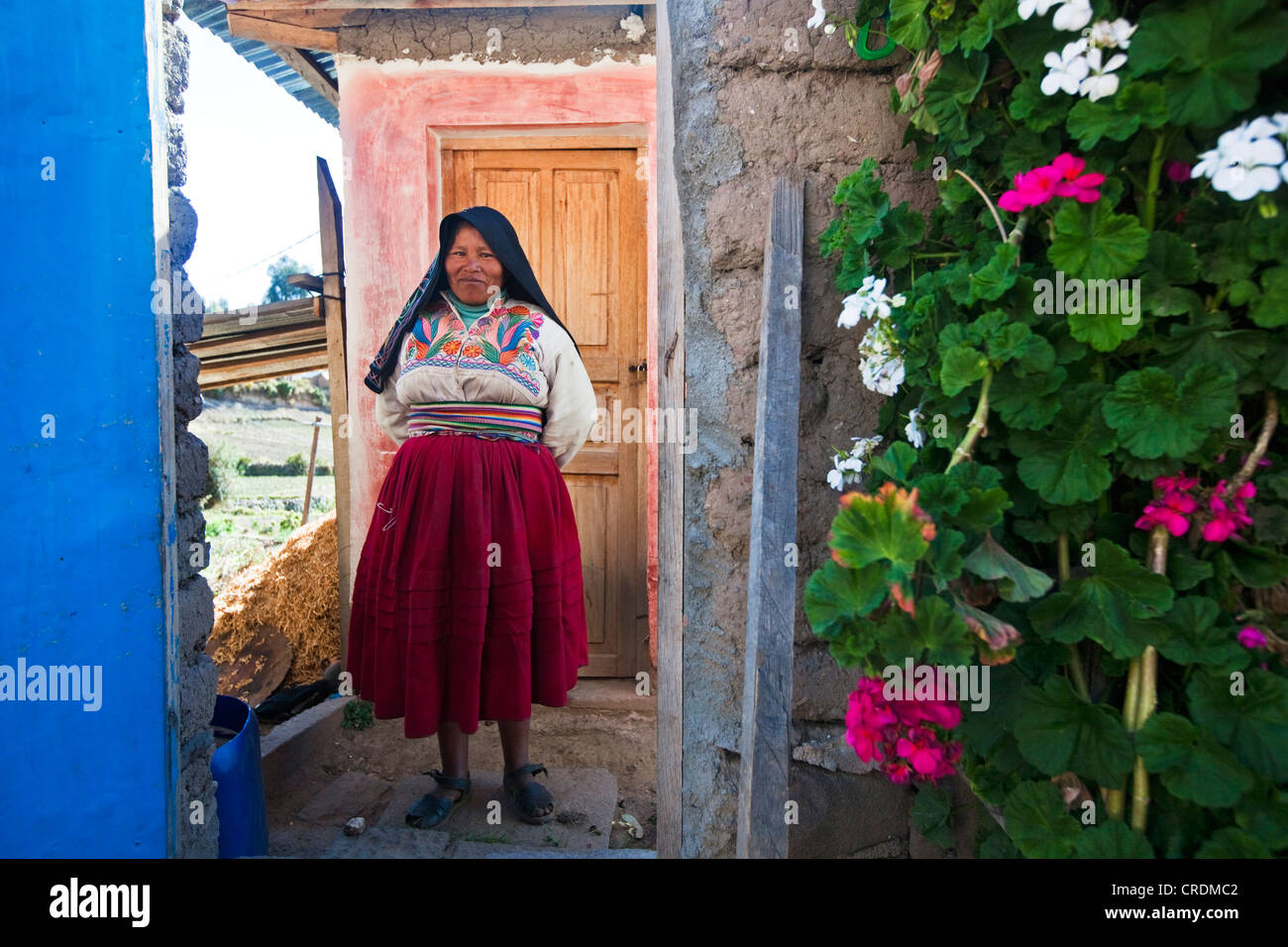 Donna che indossa i capi di abbigliamento tradizionale del popolo Amantani-Quechua, Amantani, Perù, Sud America Foto Stock