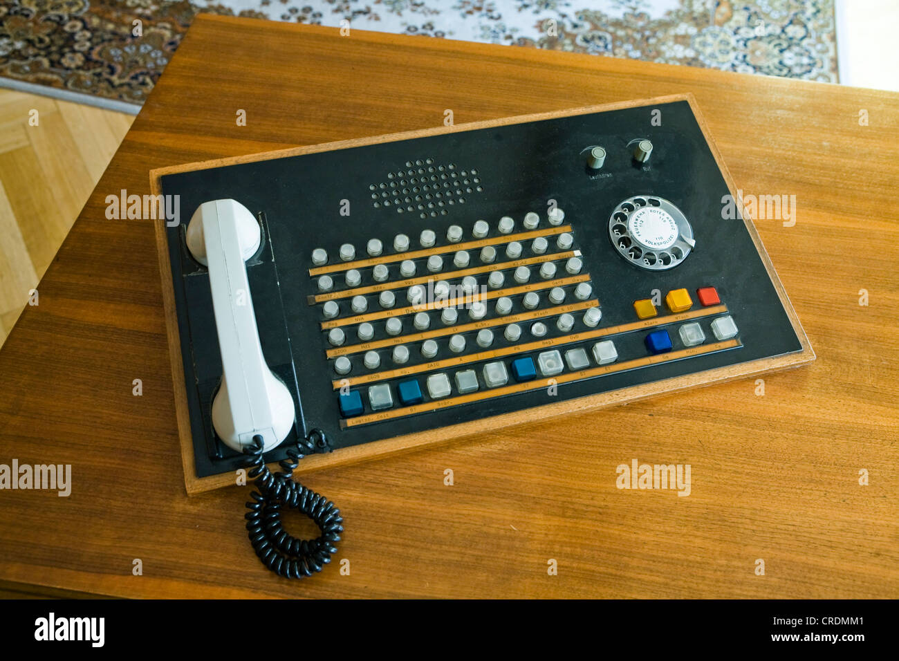 Sistema telefonico su una scrivania in anticamera di Erich Mielke, Stasi Museum in Forschungs- und Gedenkstaette Normannenstrasse, Foto Stock