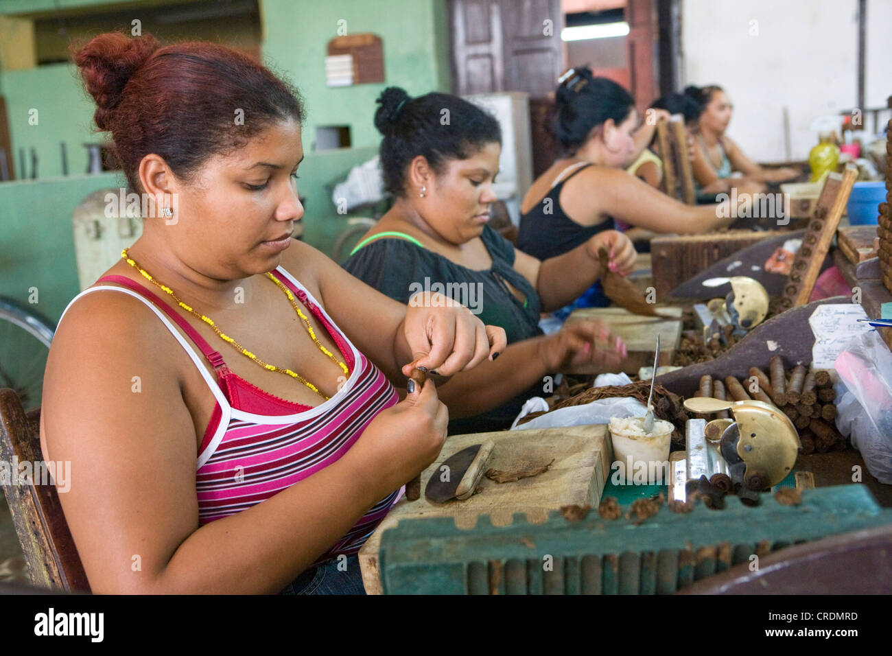 I lavoratori di sesso femminile in una fabbrica di sigari, più di 100 donne che lavorano nella fabrica de Tabaco Carlos Rodriguez Cariaga, , Cuba Foto Stock