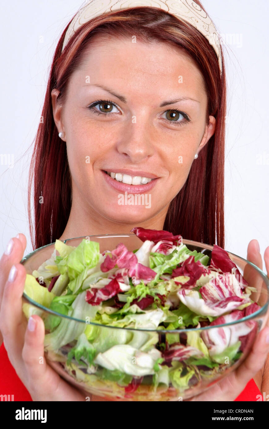 Giovane donna con insalata Foto Stock