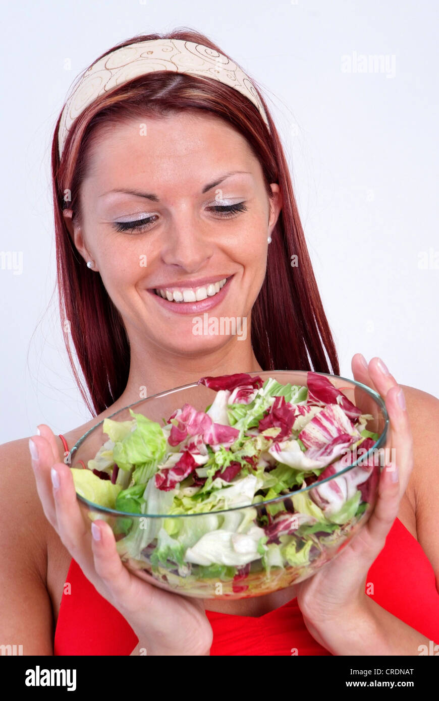 Giovane donna con insalata Foto Stock