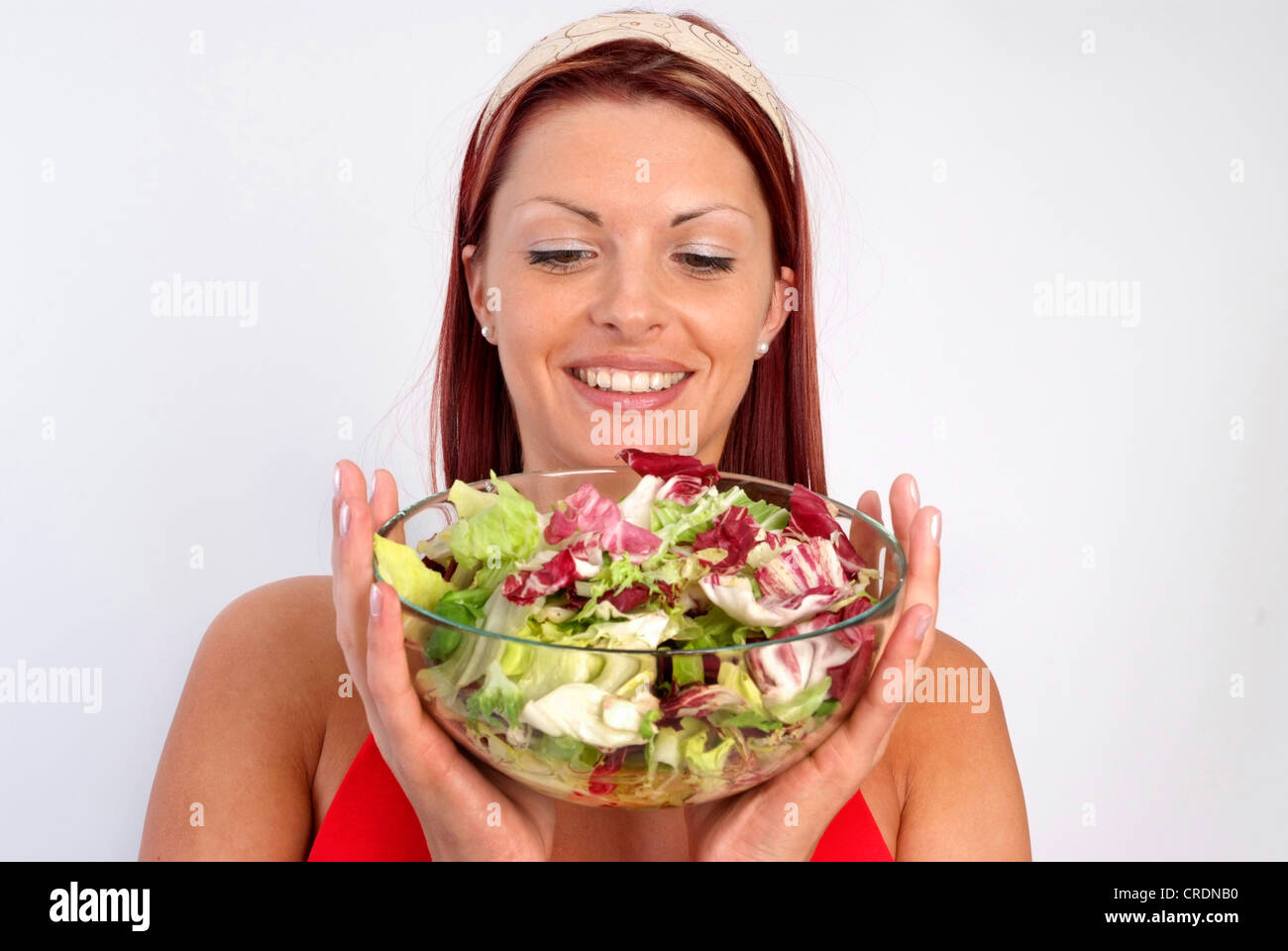 Giovane donna con insalata Foto Stock
