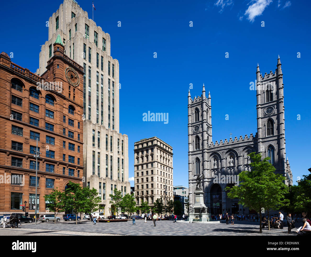 Il centro di edifici per uffici e la Basilica di Notre Dame di Place d'Armes, Vieux Montréal, Provincia di Quebec, Canada Foto Stock