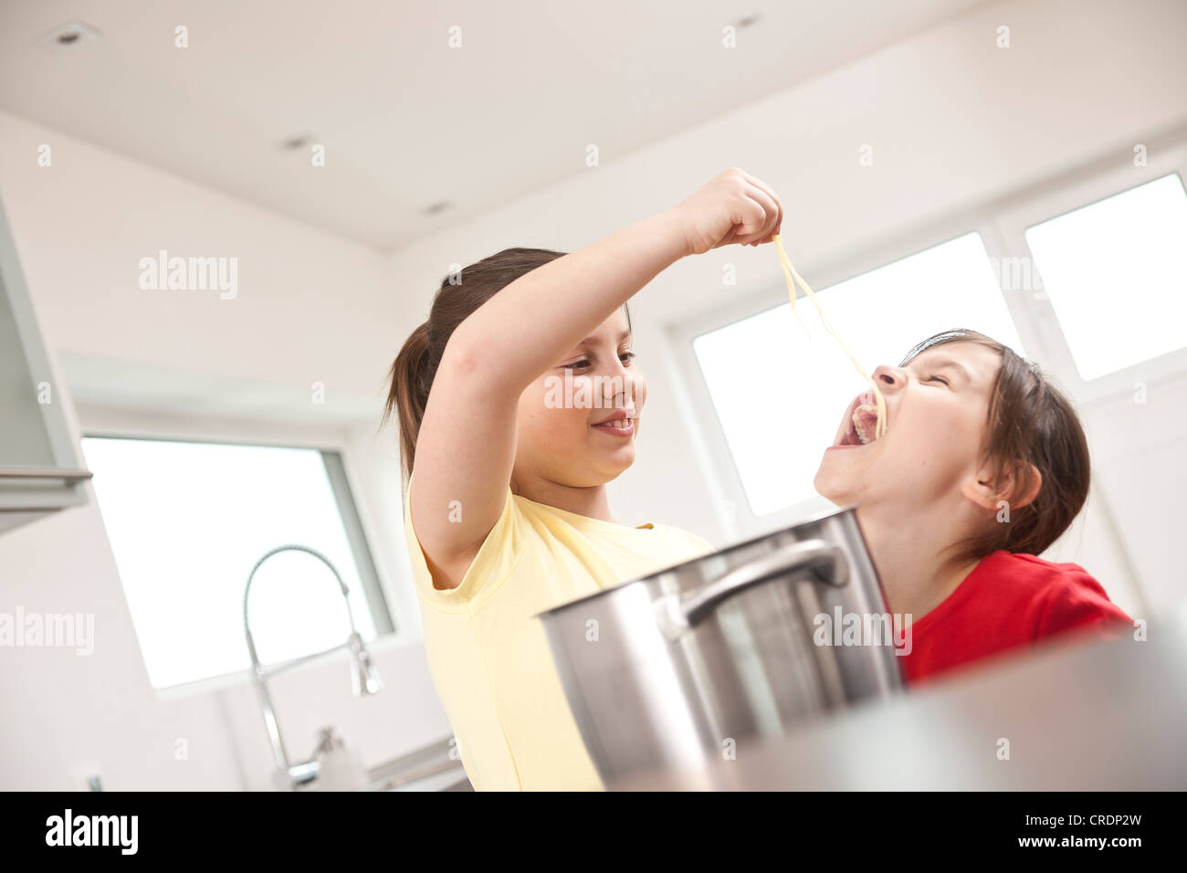 Due ragazze di tagliolini di degustazione Foto Stock