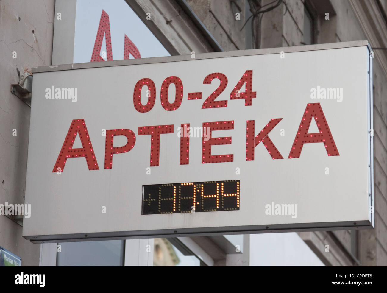 Farmacia segno, Aptieka, 24 ore al giorno, Riga, Lettonia, Europa Foto Stock