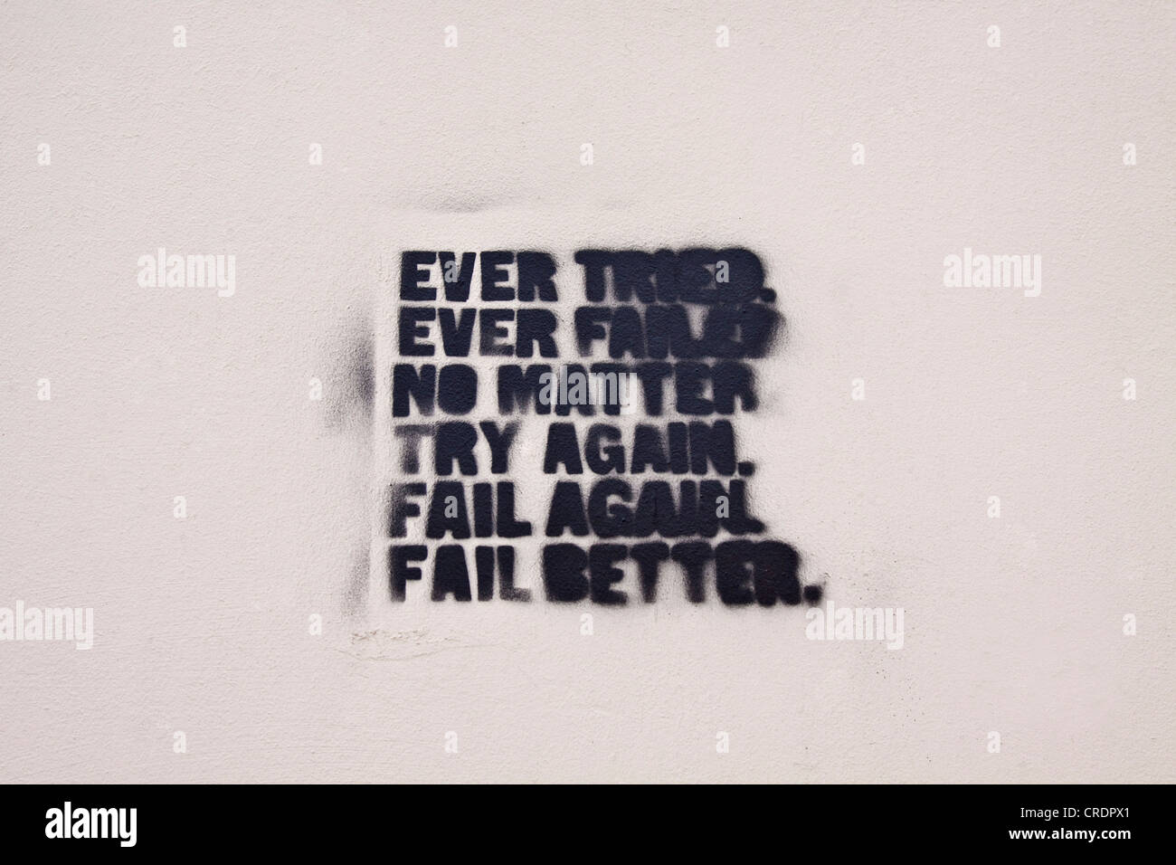 Mai provato, non sempre, non importa, riprovare, fallire ancora non riescono meglio, stencil graffiti sul muro di un edificio, Riga, Lettonia Foto Stock