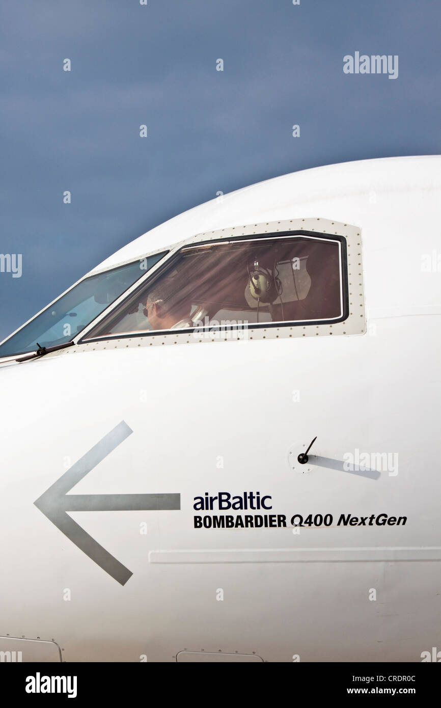 Il cockpit di un Air Baltic Bombardier Q 400 Next Gen di aeromobili Foto Stock