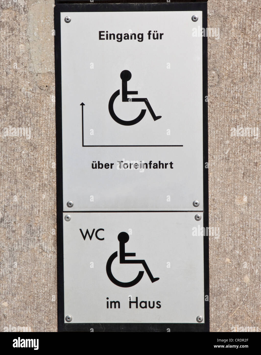 Segno, indicazioni per l accesso per sedie a rotelle, bagno per disabili, Germania, Europa Foto Stock