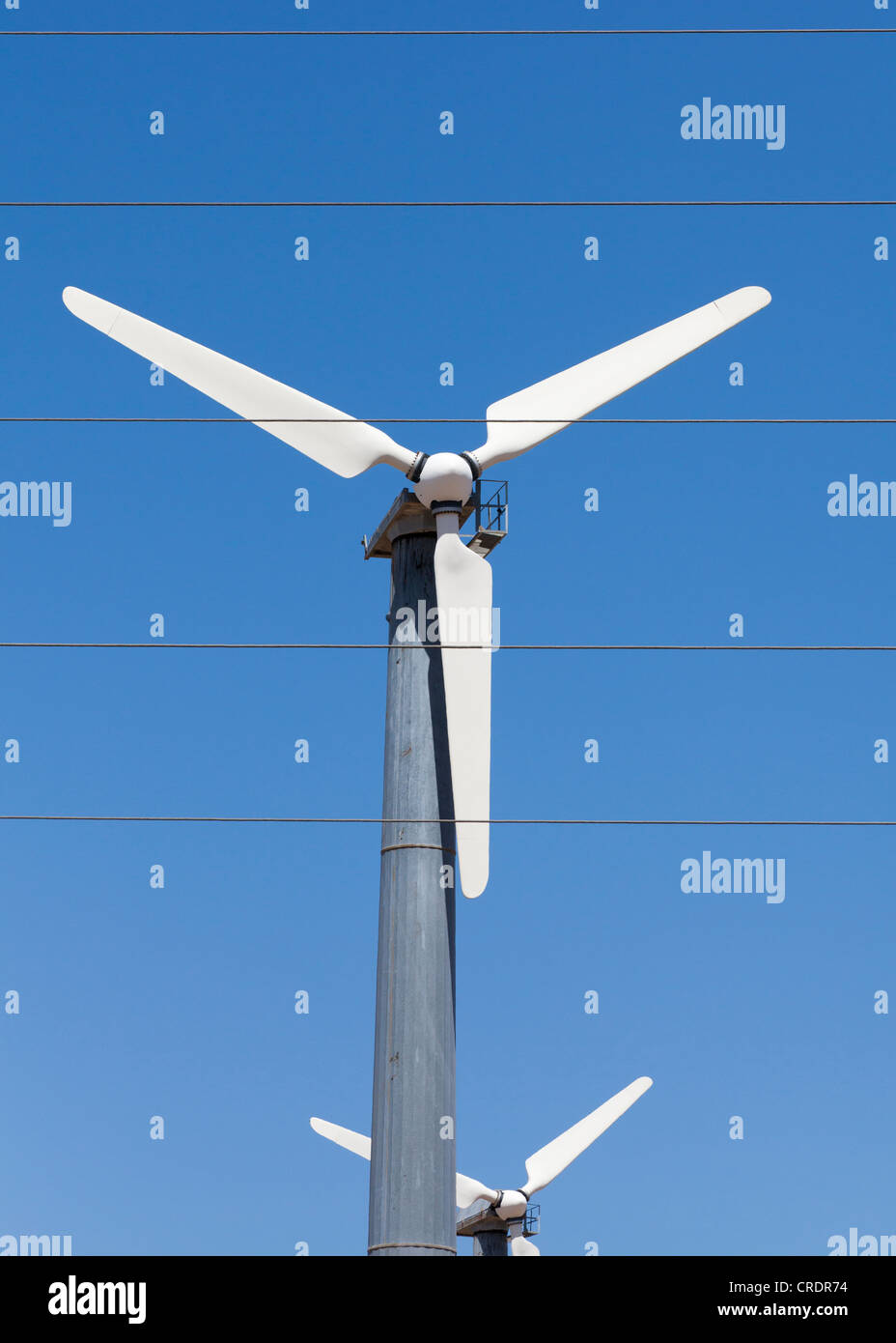 Turbina eolica e fili elettrici Foto Stock