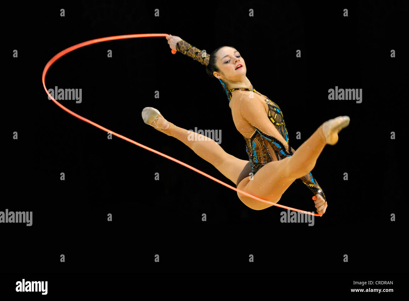 Donna Facendo Ginnastica Ritmica Con Fune Foto Stock Alamy