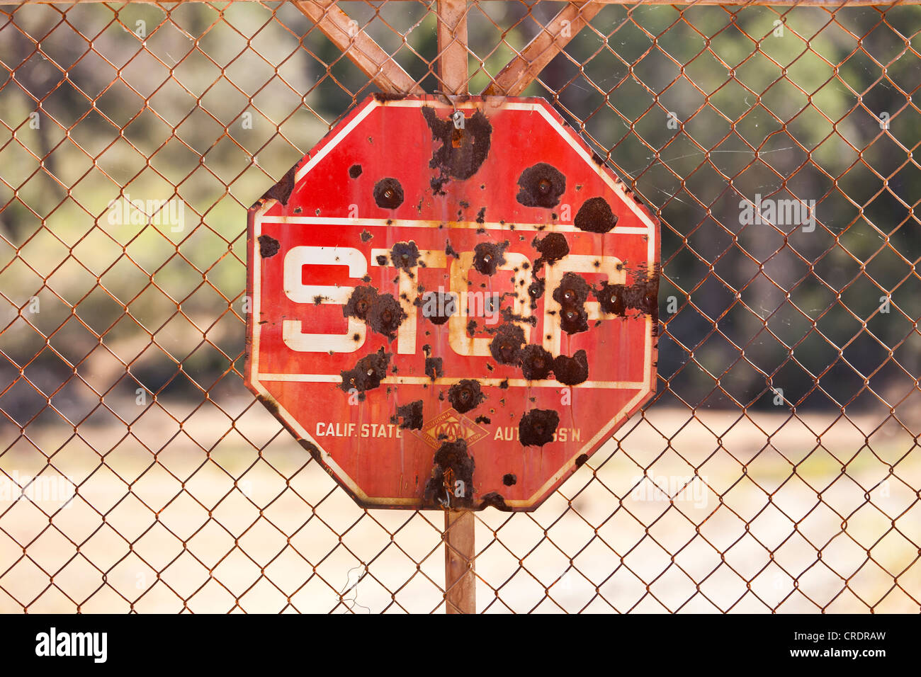 Rusty stop con fori di proiettile Foto Stock