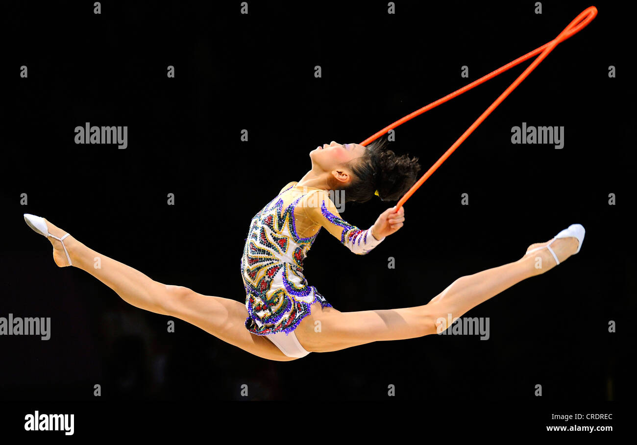 Donna facendo ginnastica ritmica con fune Foto stock Alamy