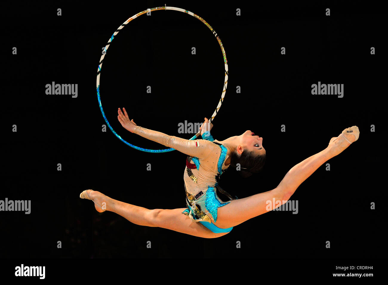 Donna facendo ginnastica ritmica con hoop Foto Stock