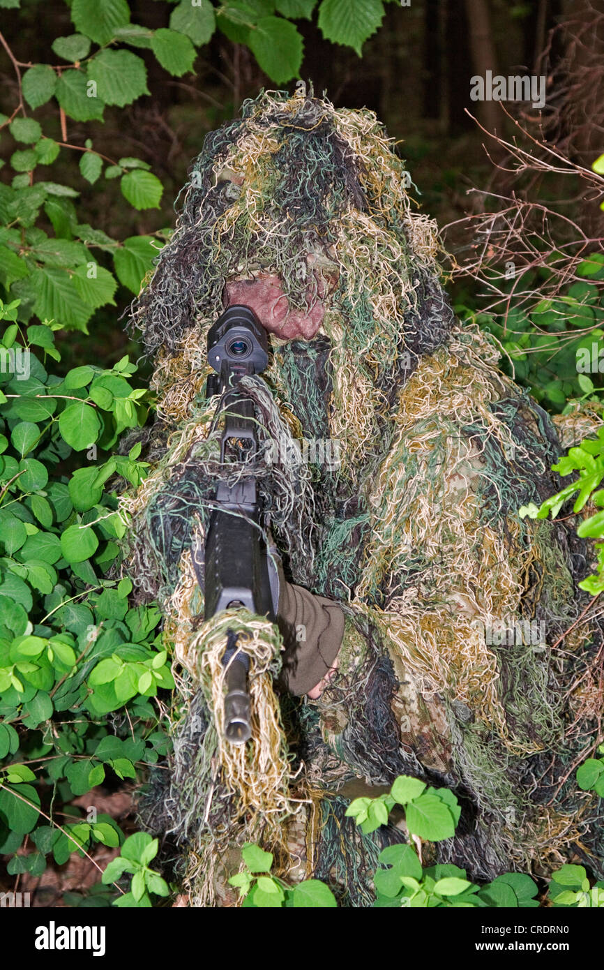 Bundeswehr Forze armate federali, mimetizzata soldato con fucile da assalto, Ghillie Suit, sniper Foto Stock
