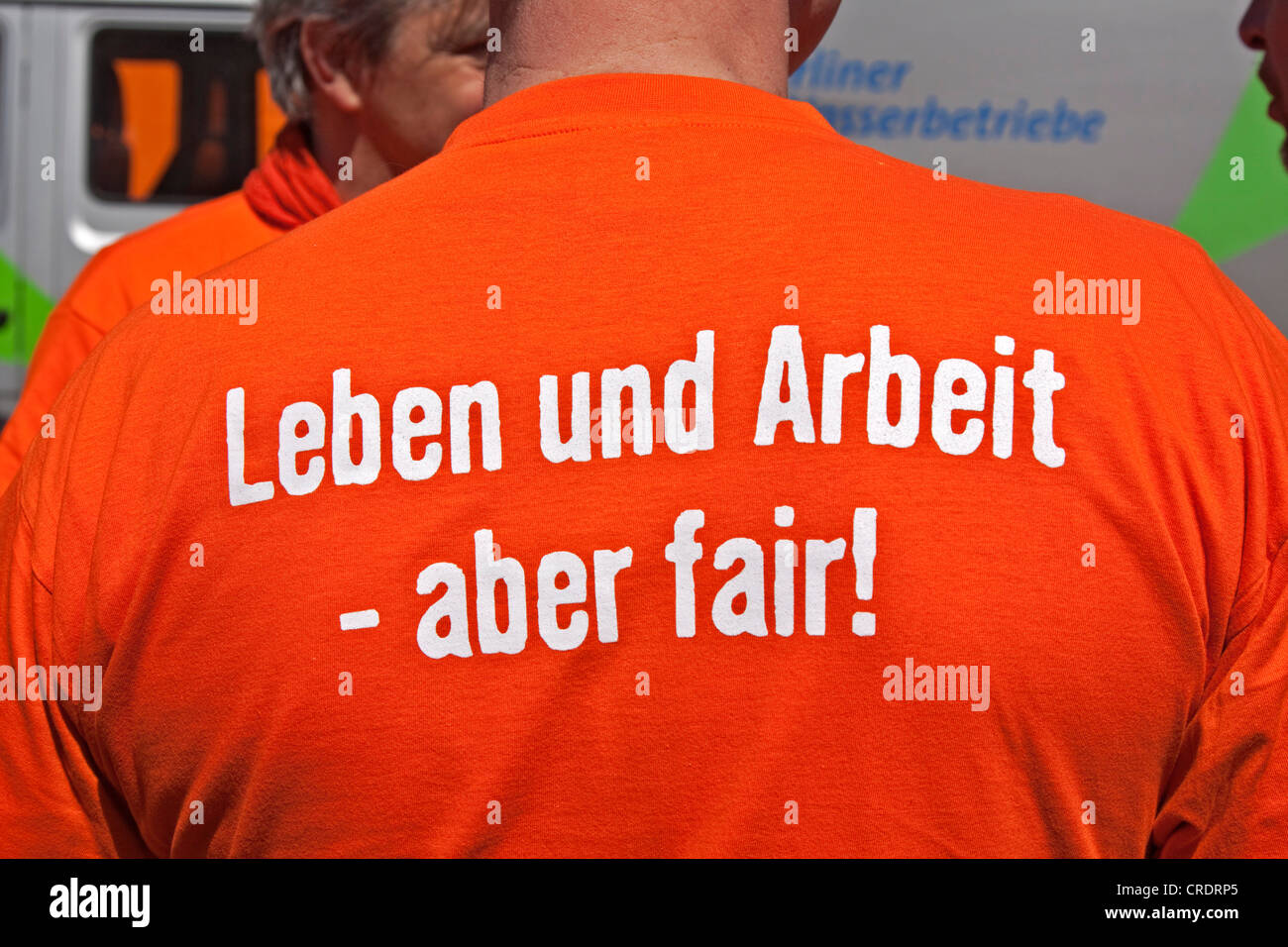 La scrittura di 'Leben und Arbeit - aber fair!" o "Vita e lavoro - ma leale!' sul retro di una T-shirt Foto Stock