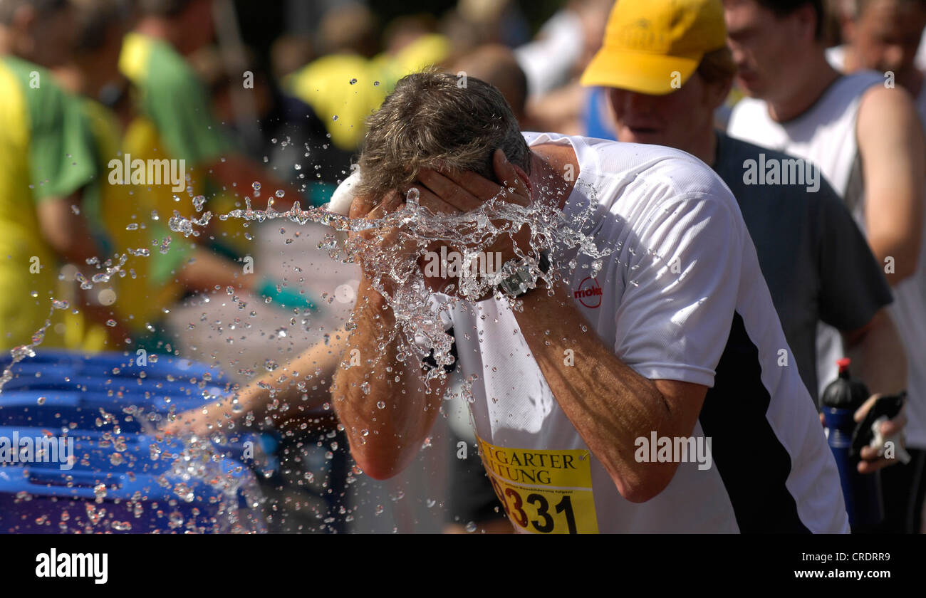 Maratona, runner stesso rinfrescante Foto Stock