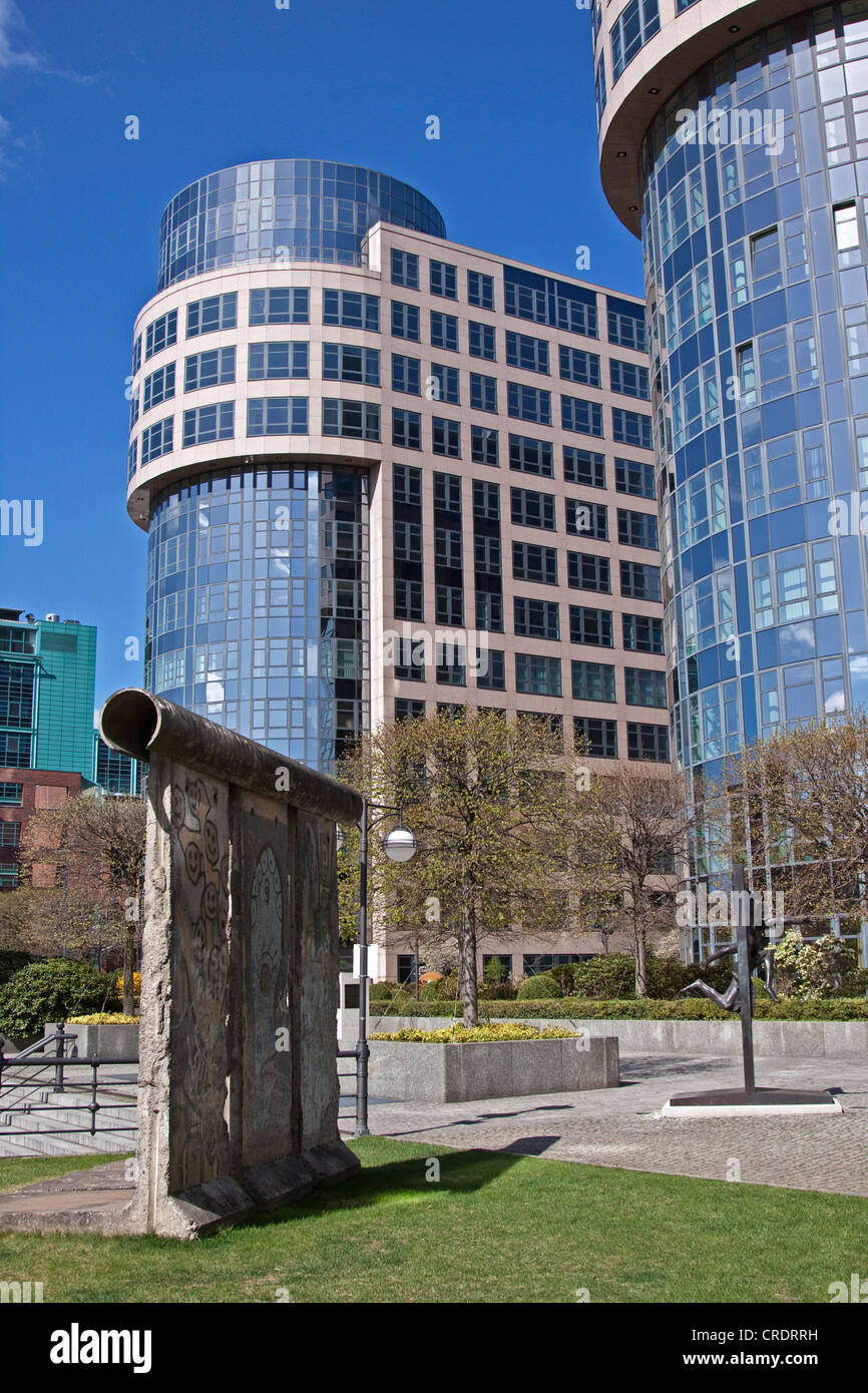 La parte originale del muro di Berlino il Strasse der Erinnerung, strada del ricordo, di fronte al Ministero federale della Foto Stock