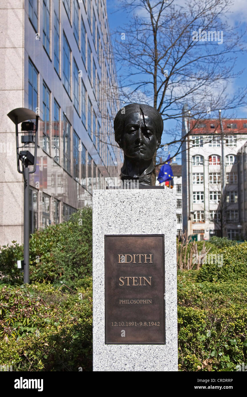 Monumento, busto, Edith Stein, filosofo, Strasse der Erinnerung strada del ricordo nella parte anteriore del Ministero federale della Foto Stock