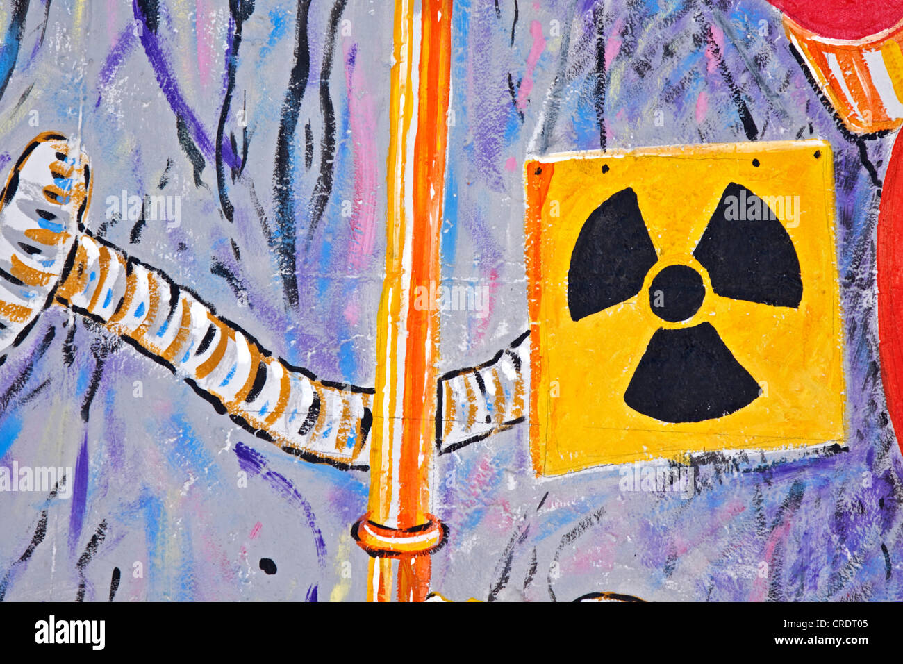 Pittura murale, simbolo per la radioattività, il muro di Berlino, la East Side Gallery di Berlino, Germania, Europa Foto Stock