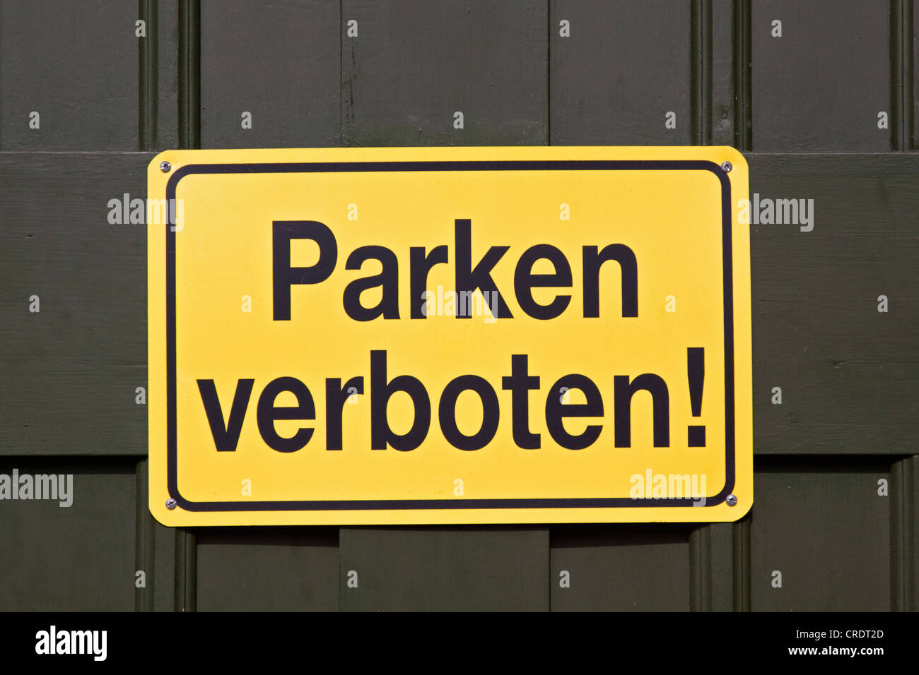 Cartello giallo con il nero iscrizione "Parken verboten!' o 'No parcheggio!' Foto Stock