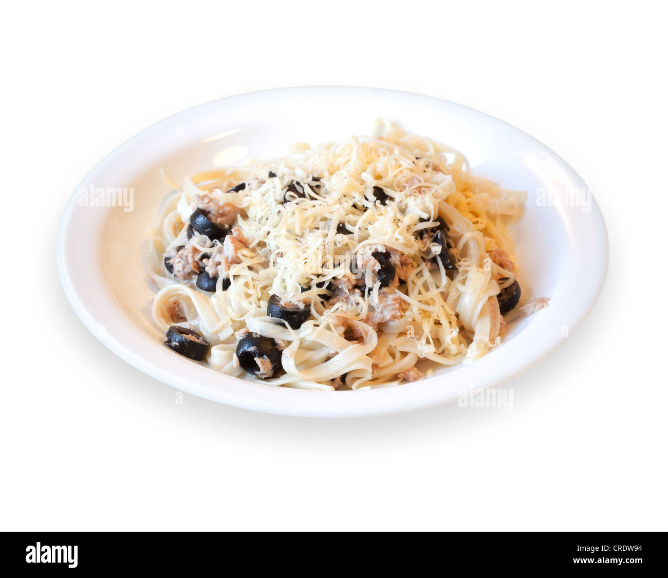 Spaghetti al tonno, olive e formaggio sulla piastra bianca isolata su bianco Foto Stock
