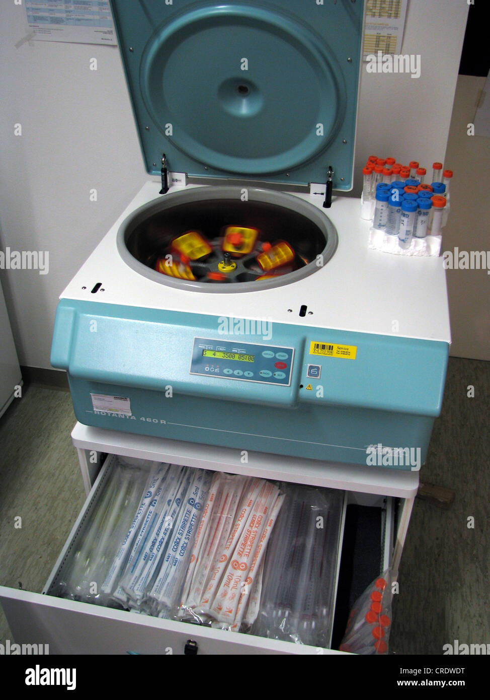 La centrifuga nella ricerca genetica laboratorio attrezzato con campioni, in Germania, in Baviera, Muenchen Foto Stock