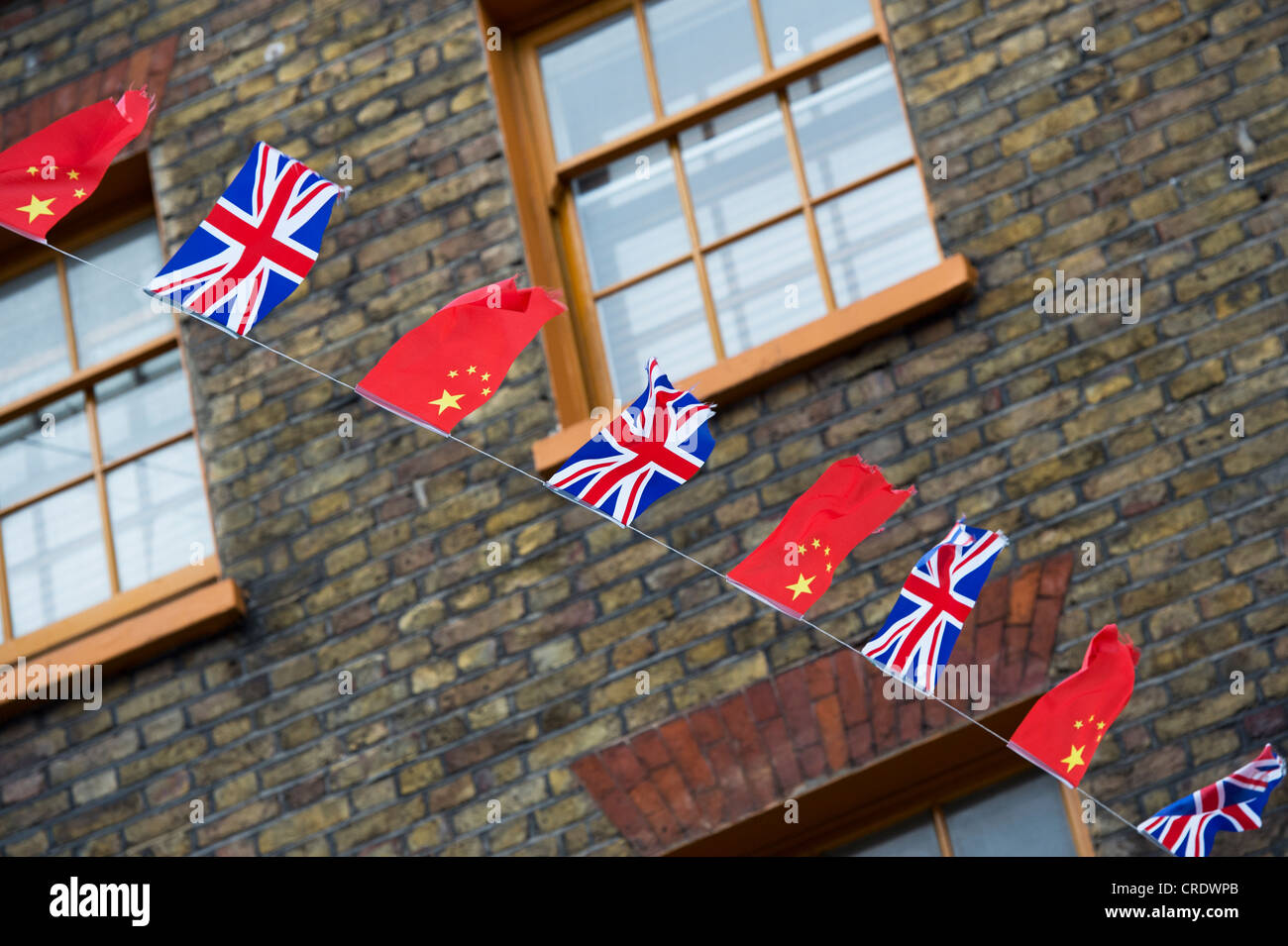 Union Jack e bandiera cinese bunting. Chinatown a Londra, Inghilterra Foto Stock