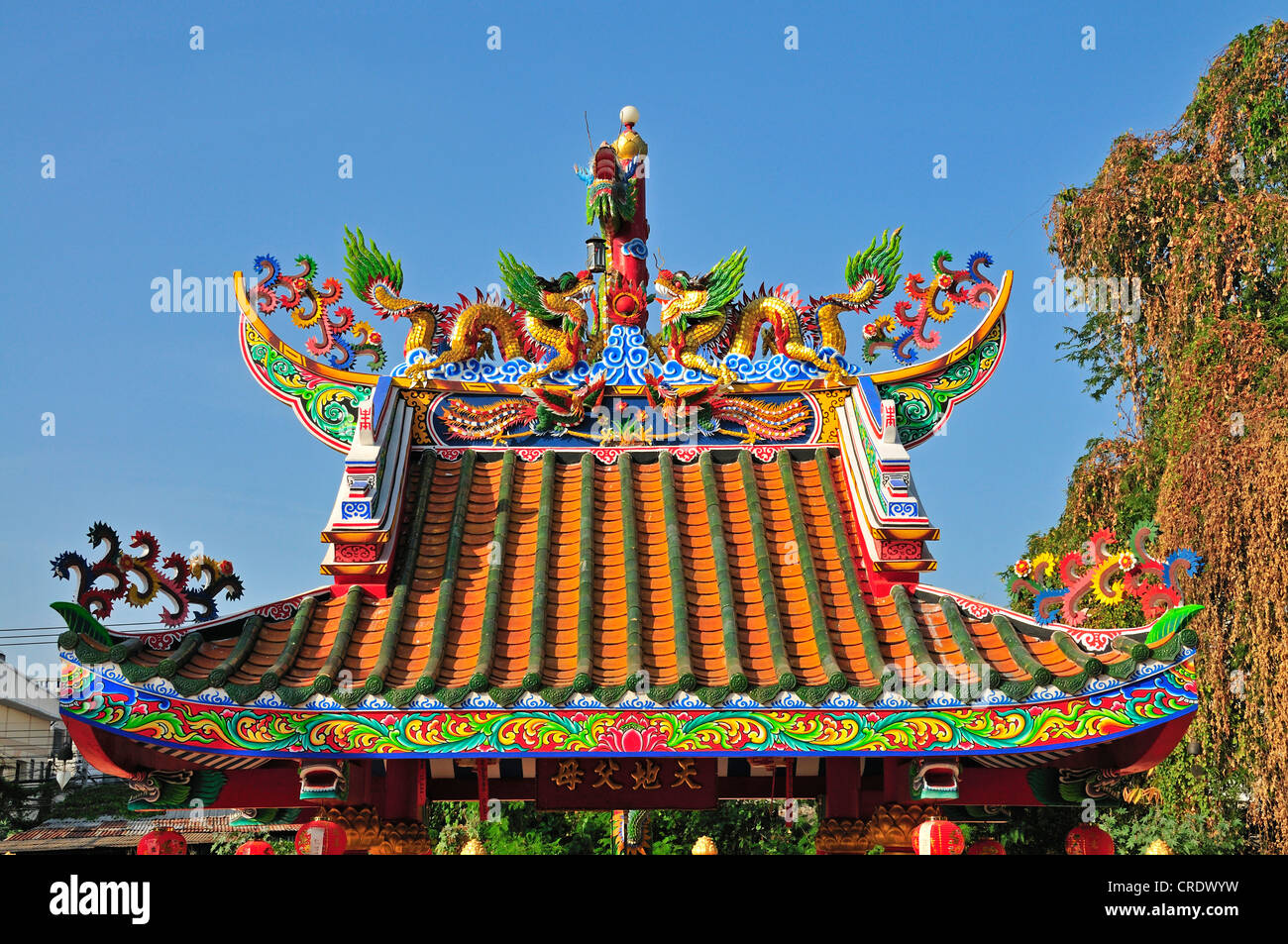 Dettaglio del tetto, dragon, il taoismo, il tempio Cinese su Ho Road, Wat Putaugongmaa Nong Khai, Thailandia, Asia PublicGround Foto Stock