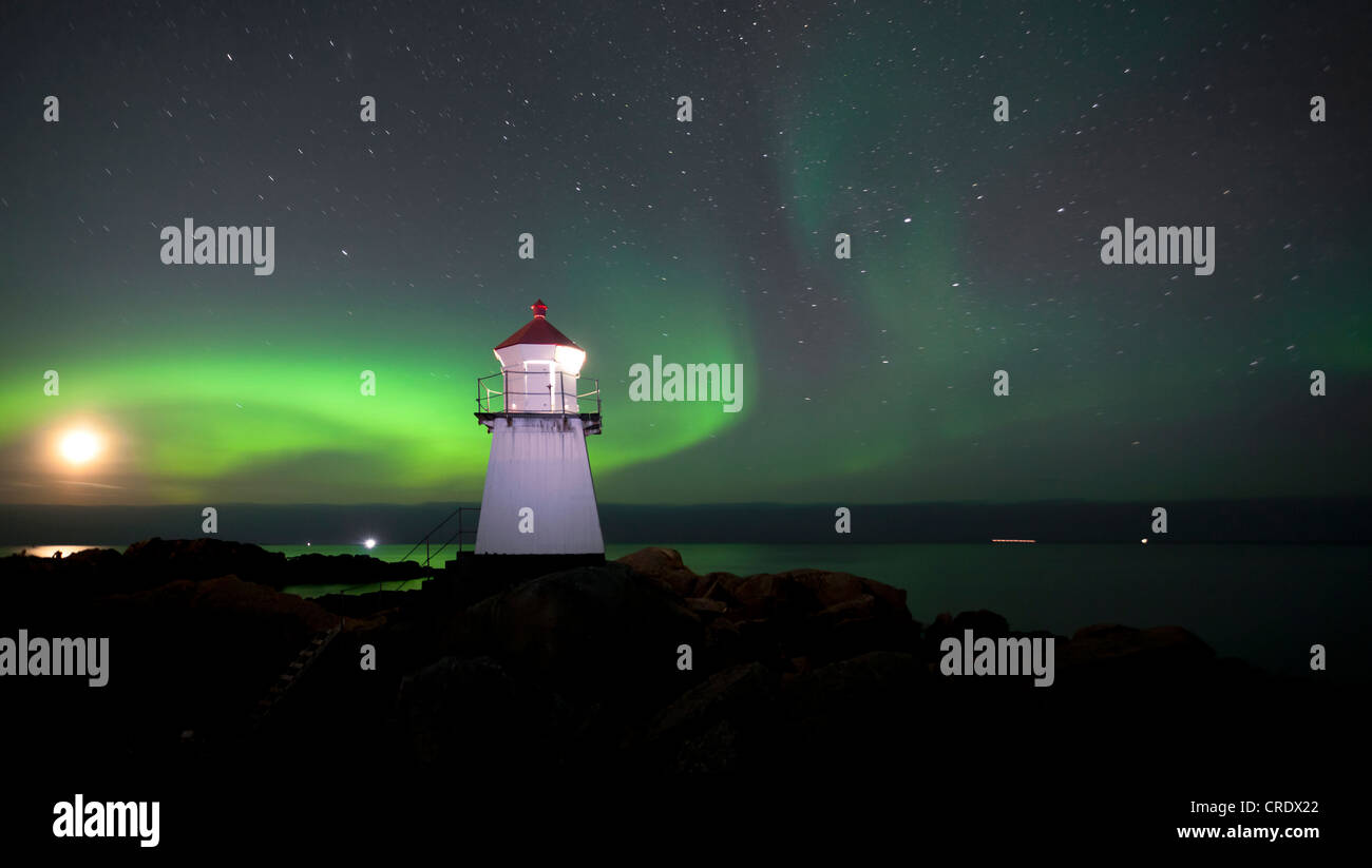 Luci del nord, aurora boreale, Lighthouse vicino a Hov sulle Isole Lofoten in Norvegia, Europa Foto Stock