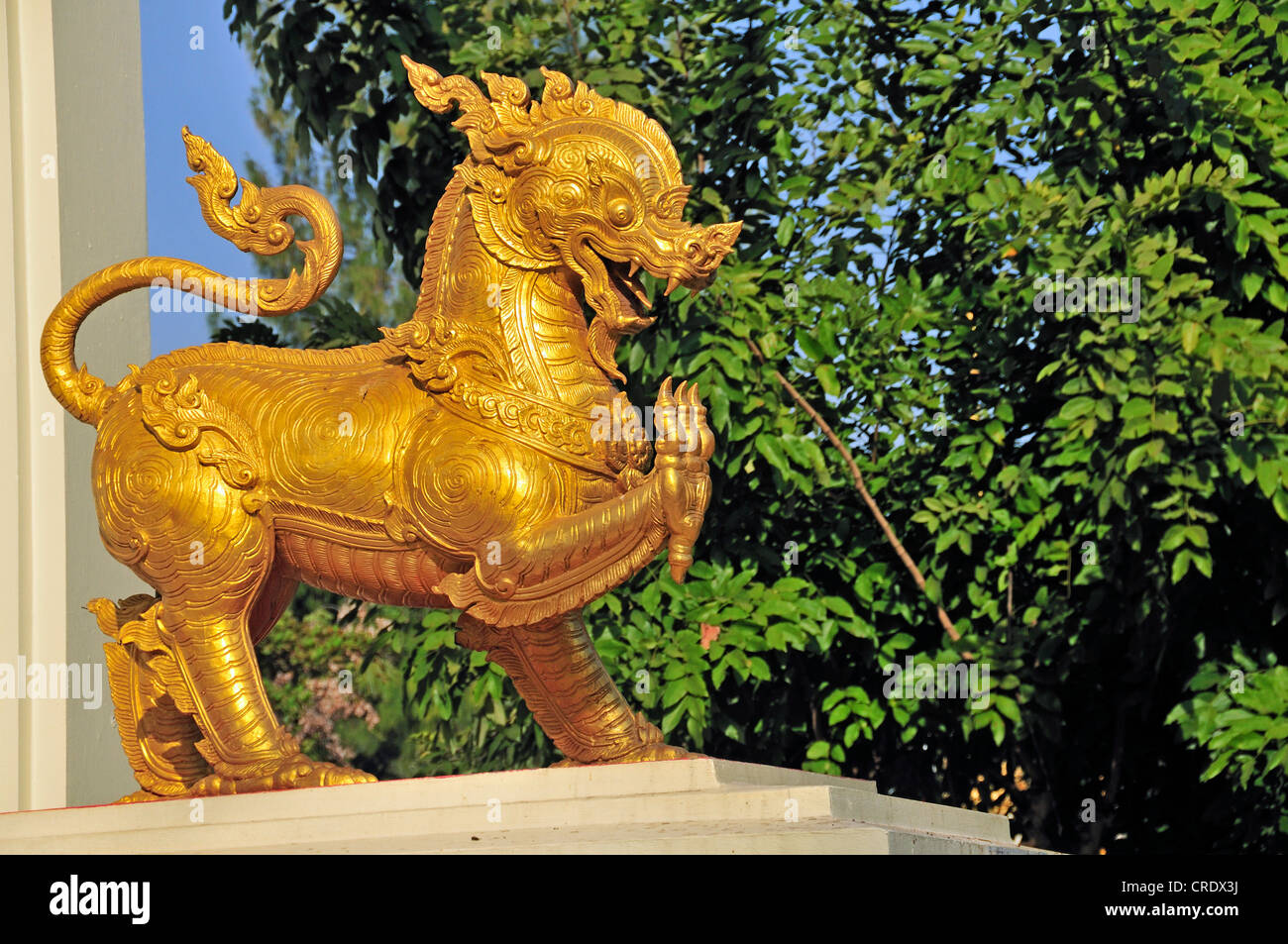 Leone dorato, Singha, un custode figura all'entrata di Wat Pho Chai tempio Nong Khai, Thailandia, Asia PublicGround Foto Stock