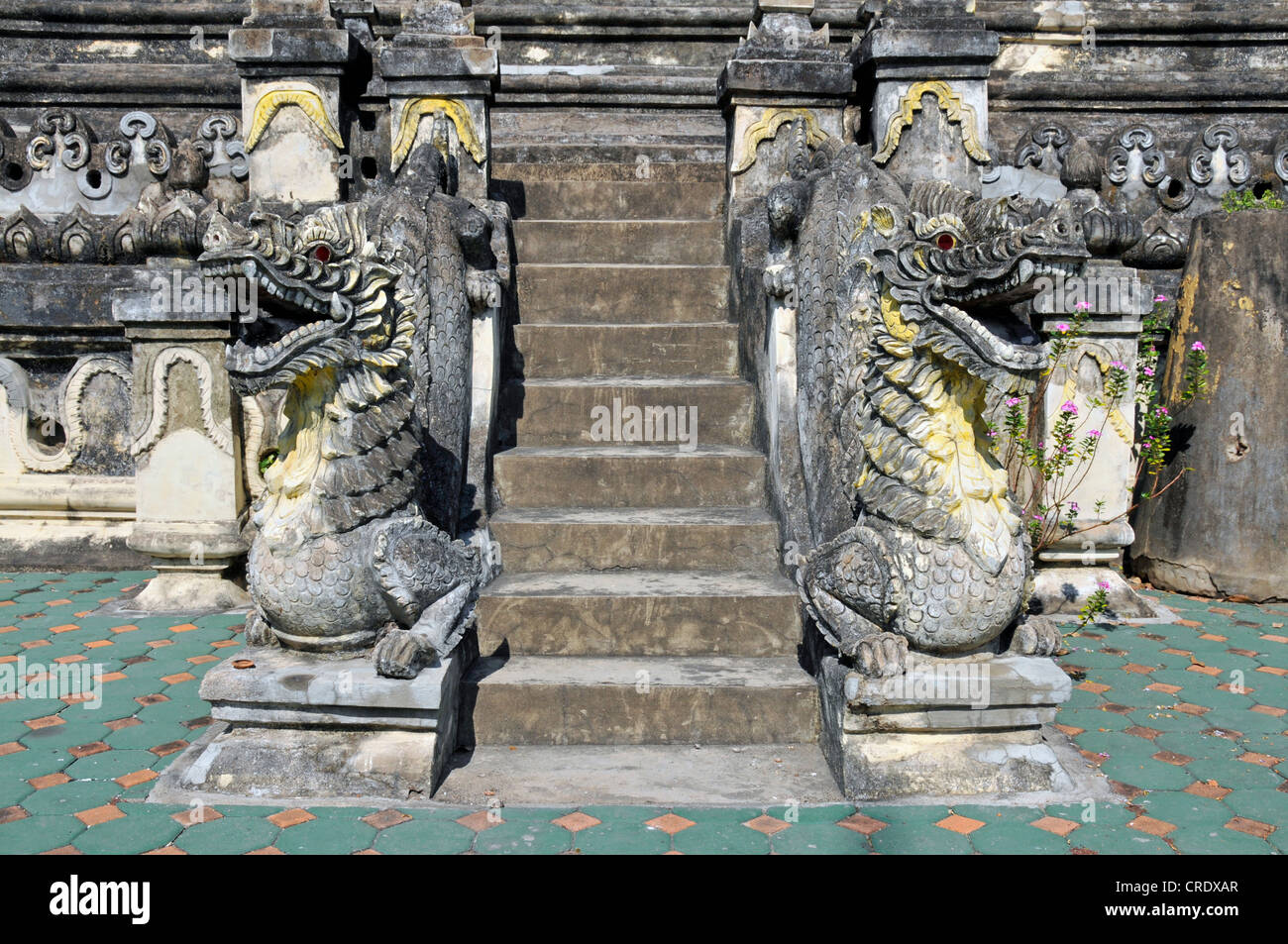 Scalone di ingresso con draghi, Wat Cheatawan, Chiang Mai, Thailandia, Asia PublicGround Foto Stock