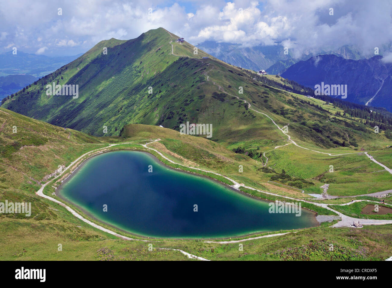 Lago Schneeteich, un lago artificiale costruito per fornire acqua per i cannoni da neve, le piste da sci di Fellhornbahn e Foto Stock