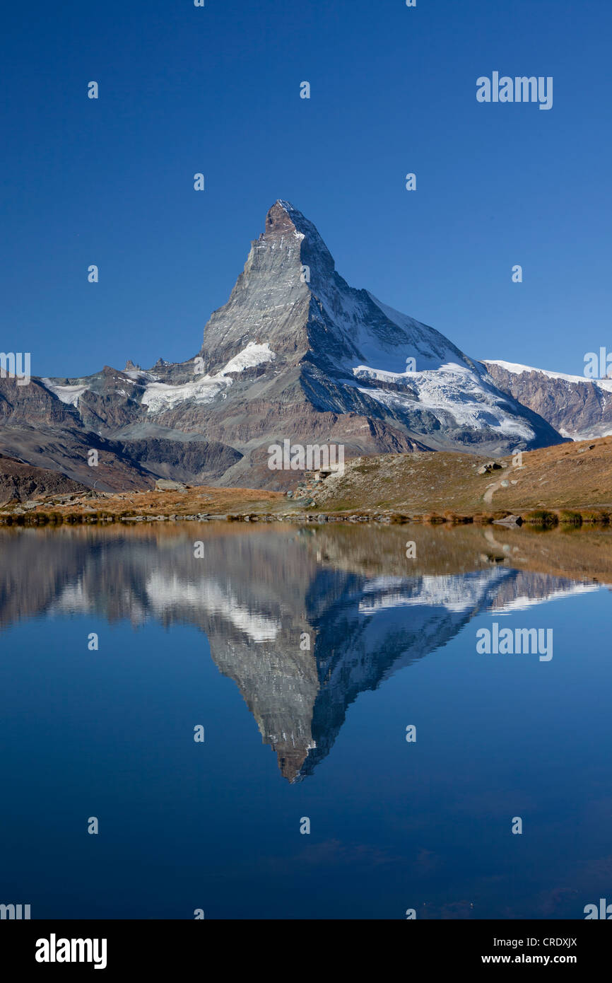 La mattina presto sul lago Stellisee affacciato sul Monte Cervino, Zermatt, Vallese, alpi svizzere, Svizzera, Europa, PublicGround Foto Stock