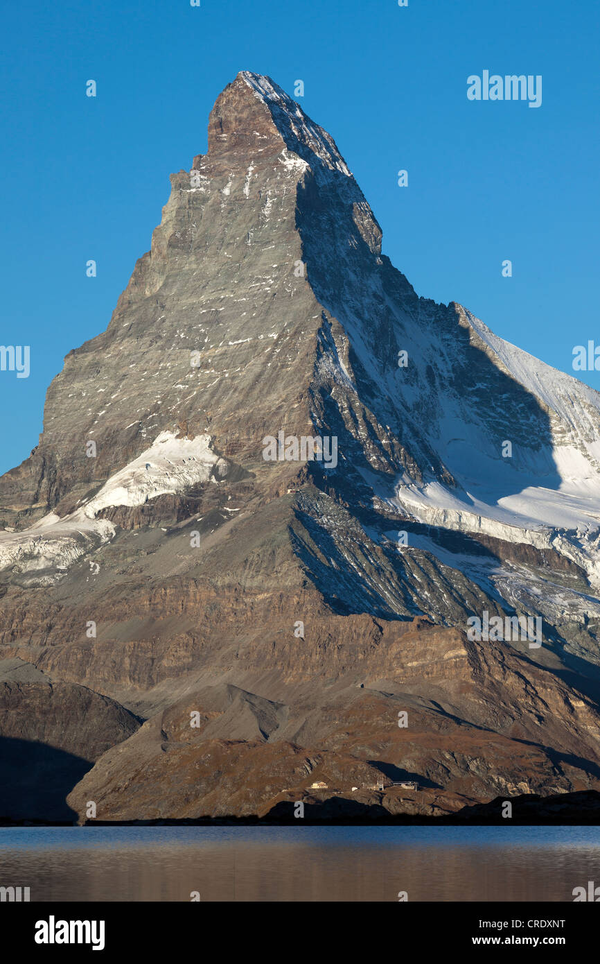 La mattina presto sul lago Stellisee affacciato sul Monte Cervino, Zermatt, Vallese, alpi svizzere, Svizzera, Europa, PublicGround Foto Stock