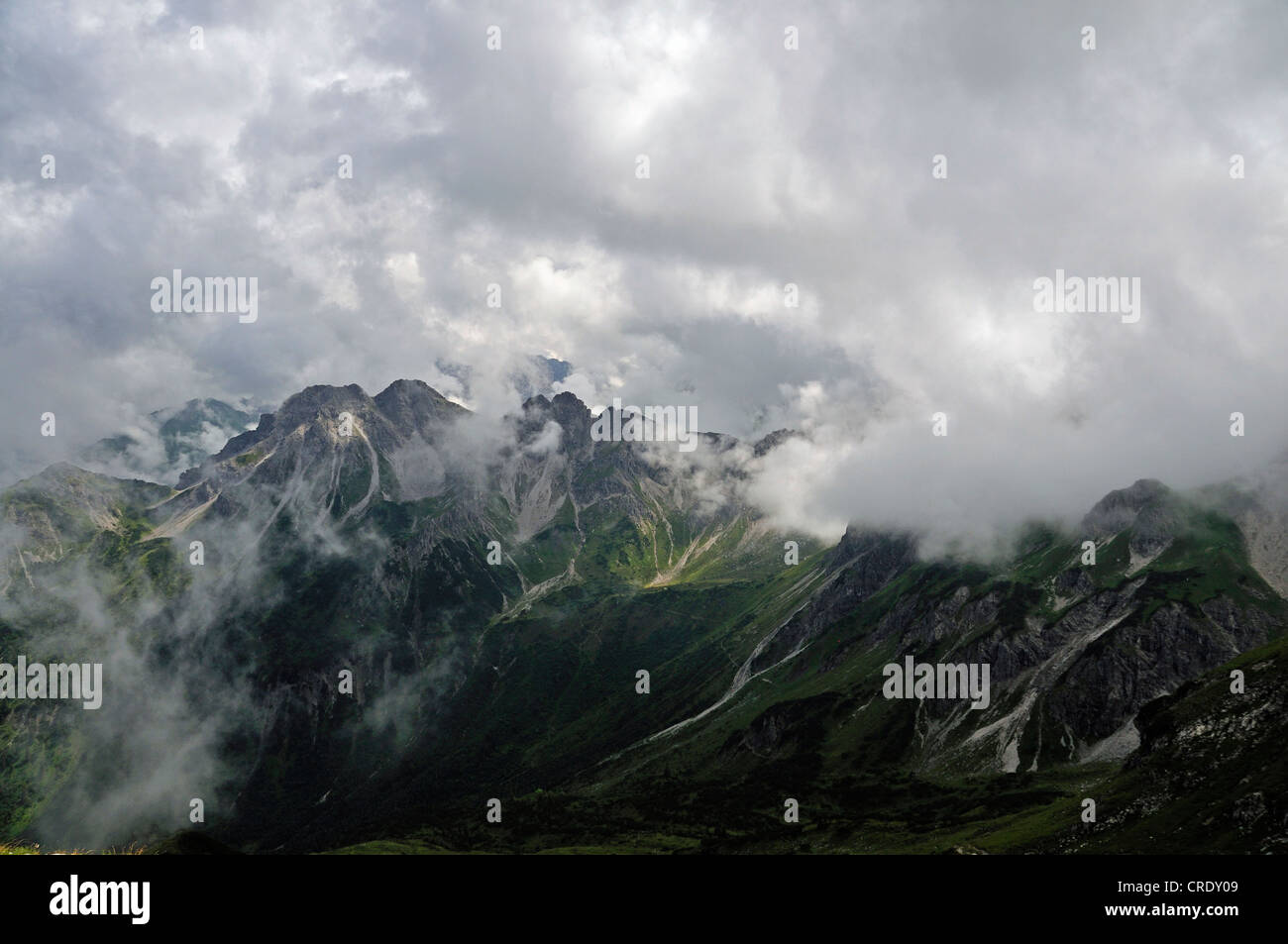 Cresta di montagna tra Schafalpenkopf mountain e Kanzelwand mountain, nuvole, Allgaeu Alpi, Baviera, PublicGround Foto Stock